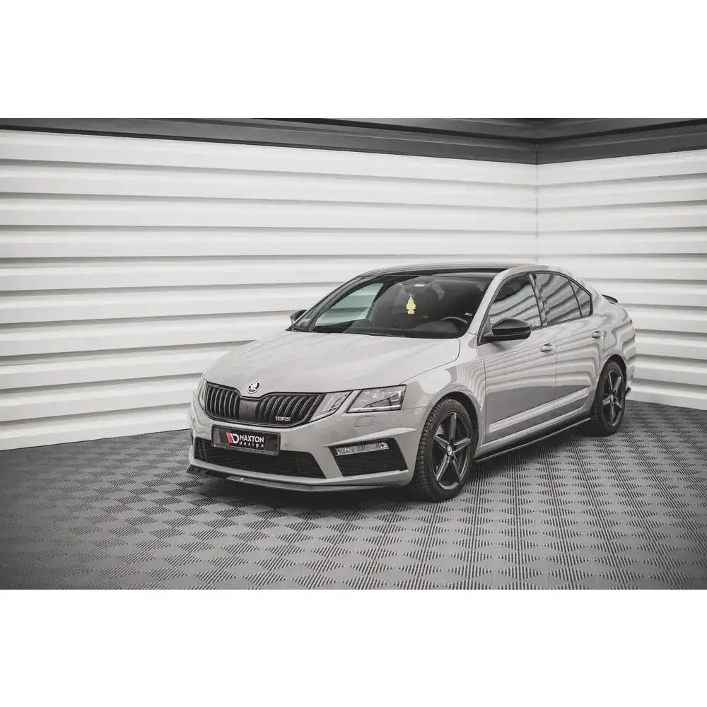 Frontspoiler på Skoda Octavia RS Mk3 Facelift 16-19 med sorte felger og tonede ruter innendørs.