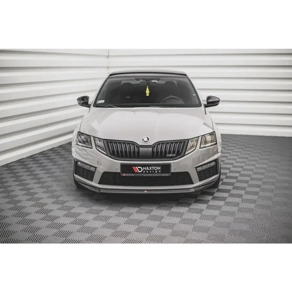 Spoiler på Skoda Octavia RS Mk3 Facelift V.1 16-19, sett forfra med svart grill og sportslig frontleppe.