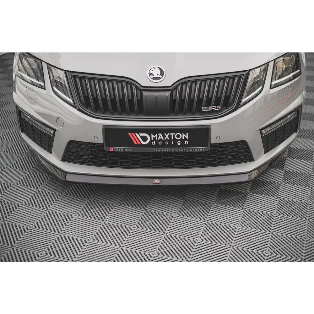 Front splitter til Skoda Octavia RS Mk3 Facelift, nærbilde av sort grill og Maxton Design-logo.