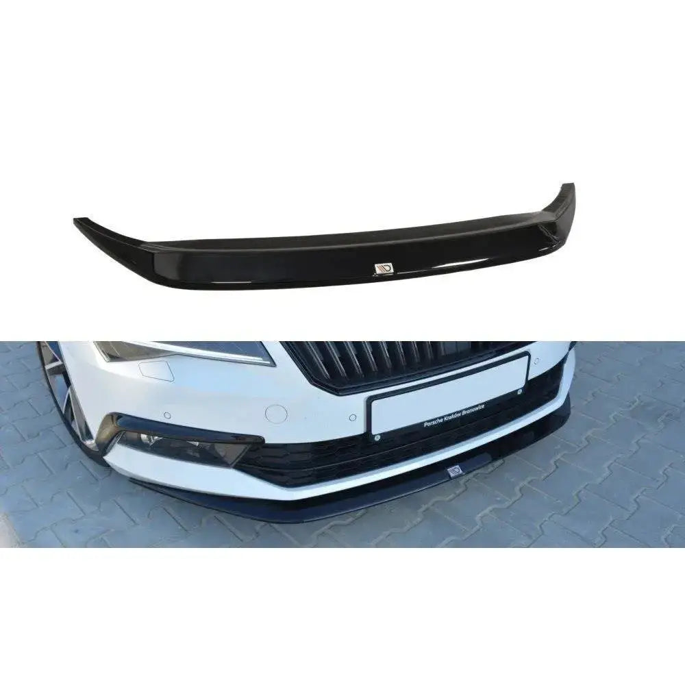 Frontspoiler Skoda Superb III V.1 i sort blank plast, vist alene og montert på hvit bil forfra.