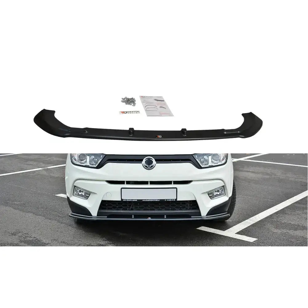 Frontspoiler Ssangyong Tivoli V.1 i sort plast sett forfra med monteringsskruer foran hvit bil.