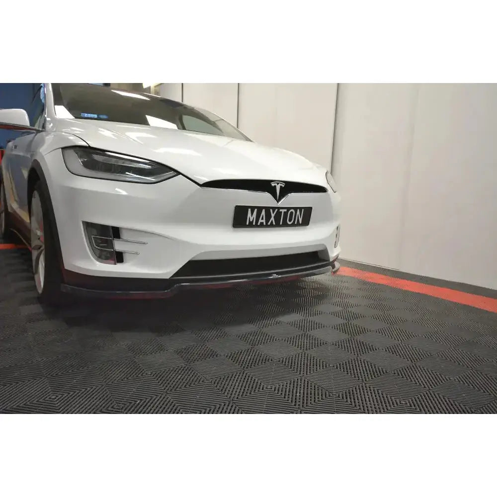 Frontleppe på Tesla Model X V.1, svart med Maxton-logo, montert på hvit bil innendørs.
