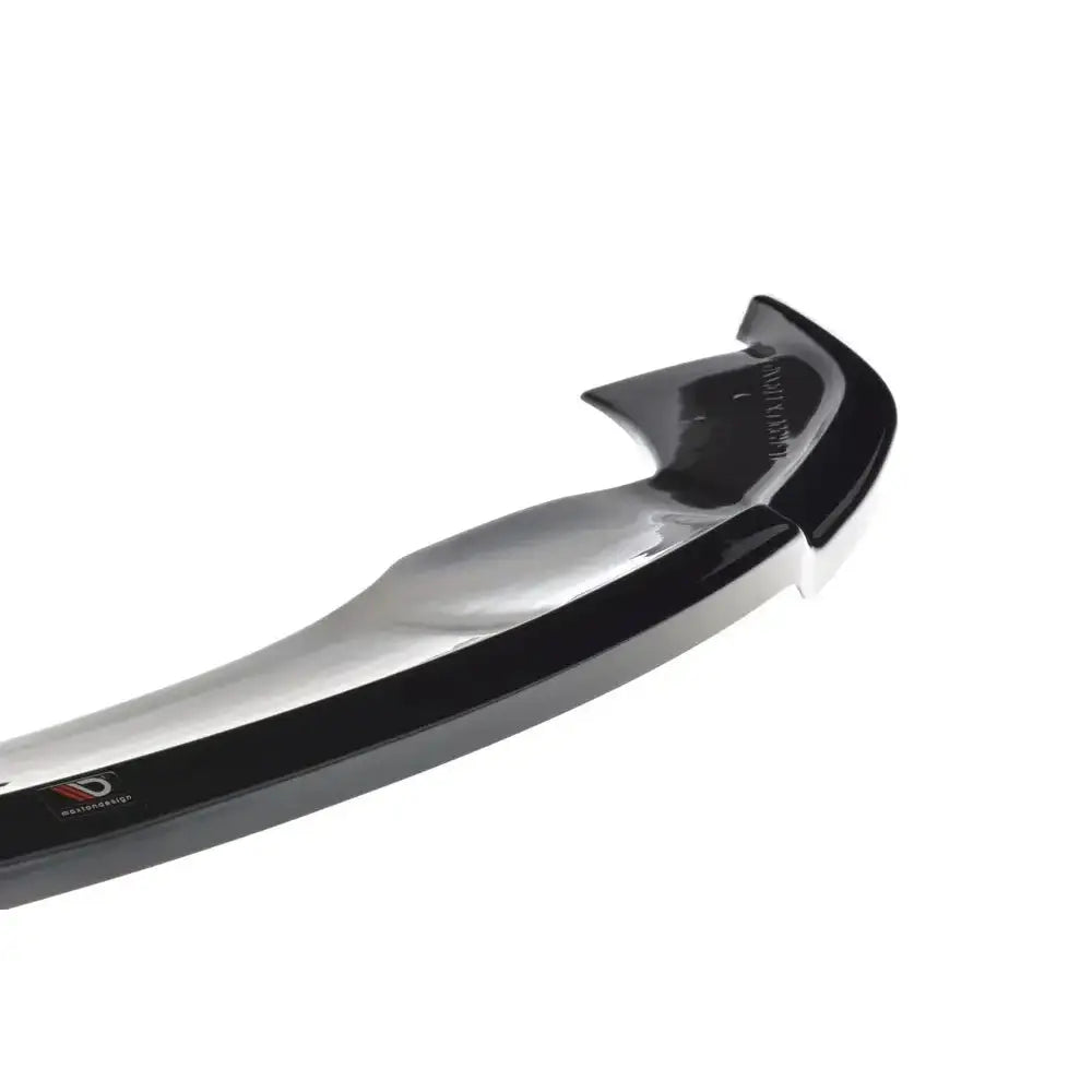 Frontleppe detaljbilde av sølvfarget og sort håndtak til Tesla Model X V.1, fokus på enden.