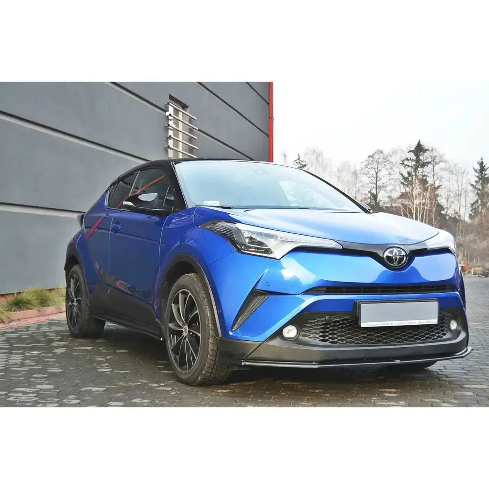 Front splitter på blå Toyota C-Hr V.1 med svarte detaljer, LED-lykter og aluminiumsfelger.