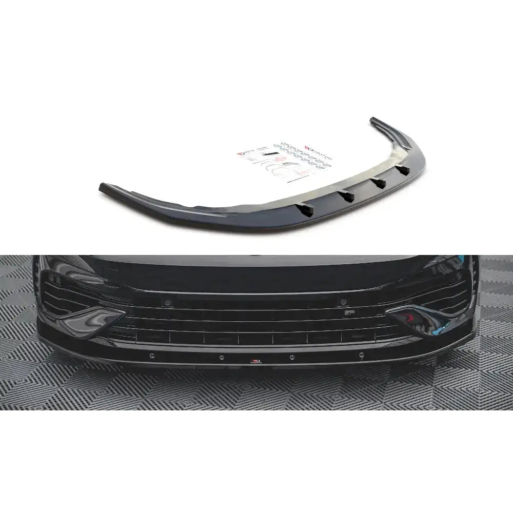 Frontspoiler Volkswagen Golf R Mk8 V.1 i blank svart plast med aerodynamiske detaljer, sett fra skrå vinkel.