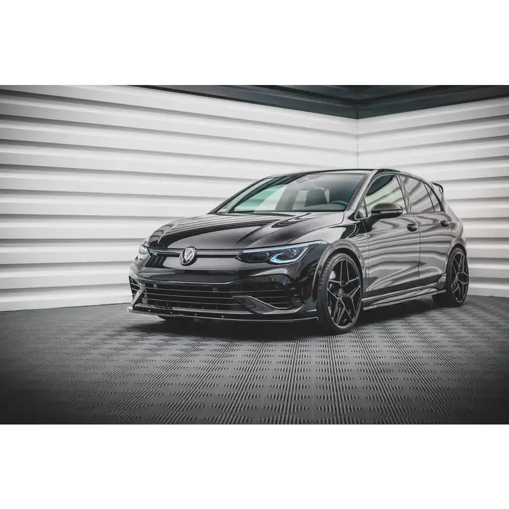 Front lip på Volkswagen Golf R Mk8 V.1 sett forfra fra venstre med sportslige felger innendørs.