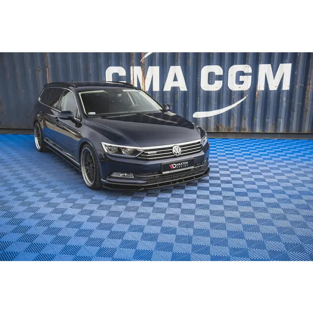 Spoiler på Volkswagen Passat B8 V.1 med sorte felger og senket understell foran containervegg.