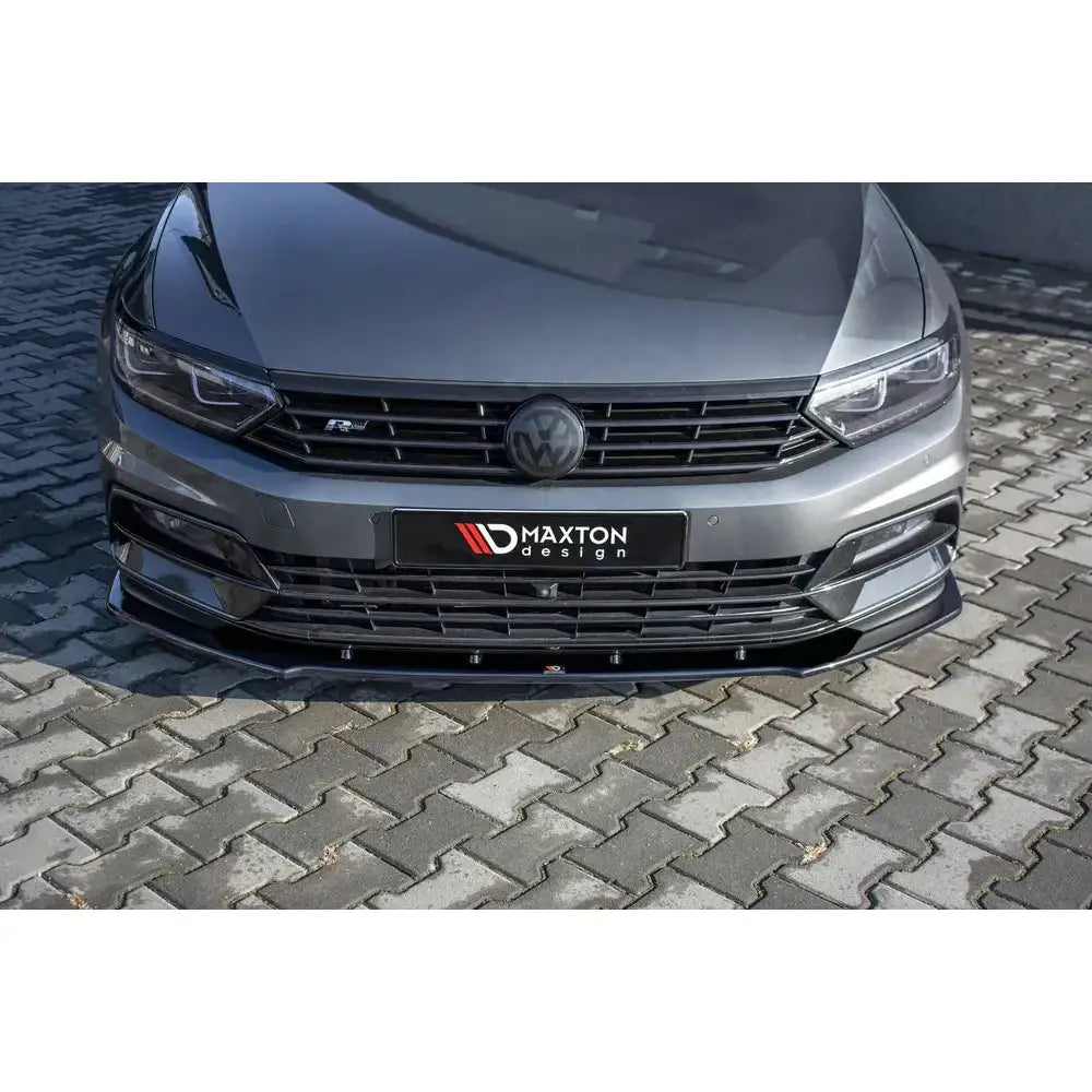 Frontleppe på Volkswagen Passat R-Line B8 med svart Maxton Design-splitter under støtfangeren.