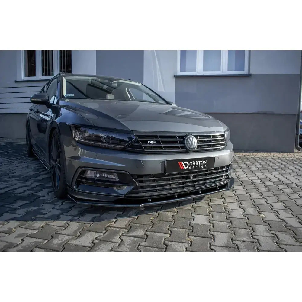 Front splitter på Volkswagen Passat R-Line B8 med sort spoiler og sportslige detaljer, sett forfra fra venstre.