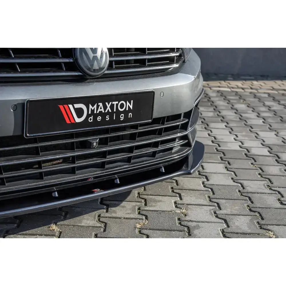 Front lip på Volkswagen Passat R-Line B8 med sort glanset frontspoiler og Maxton design-skilt.