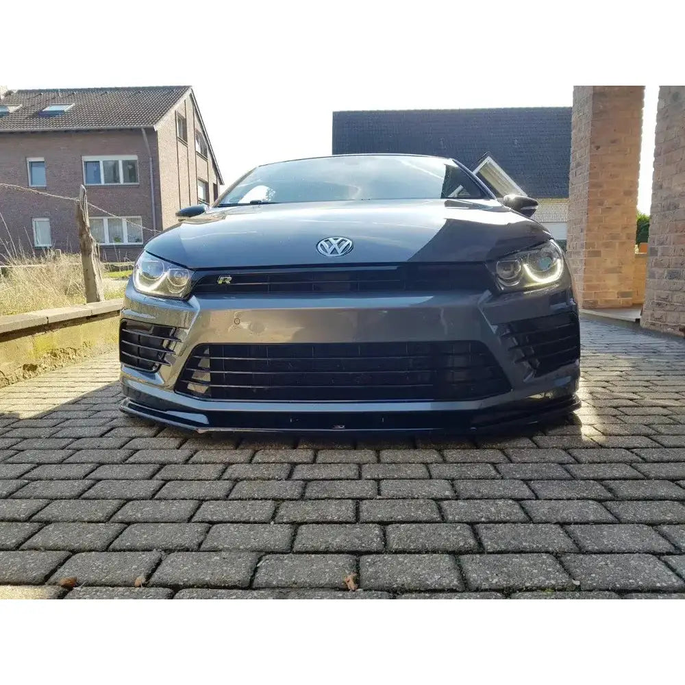 Frontspoiler på Volkswagen Scirocco Mk.3 R Facelift, sett forfra med markert frontfanger og LED-lykter.