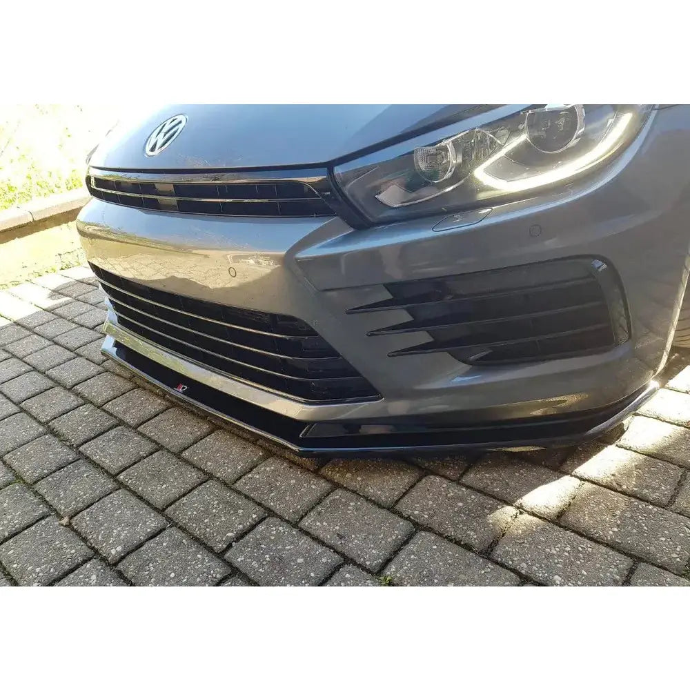 Front splitter på Volkswagen Scirocco Mk.3 R Facelift V.1 med sorte detaljer, parkert på brostein.