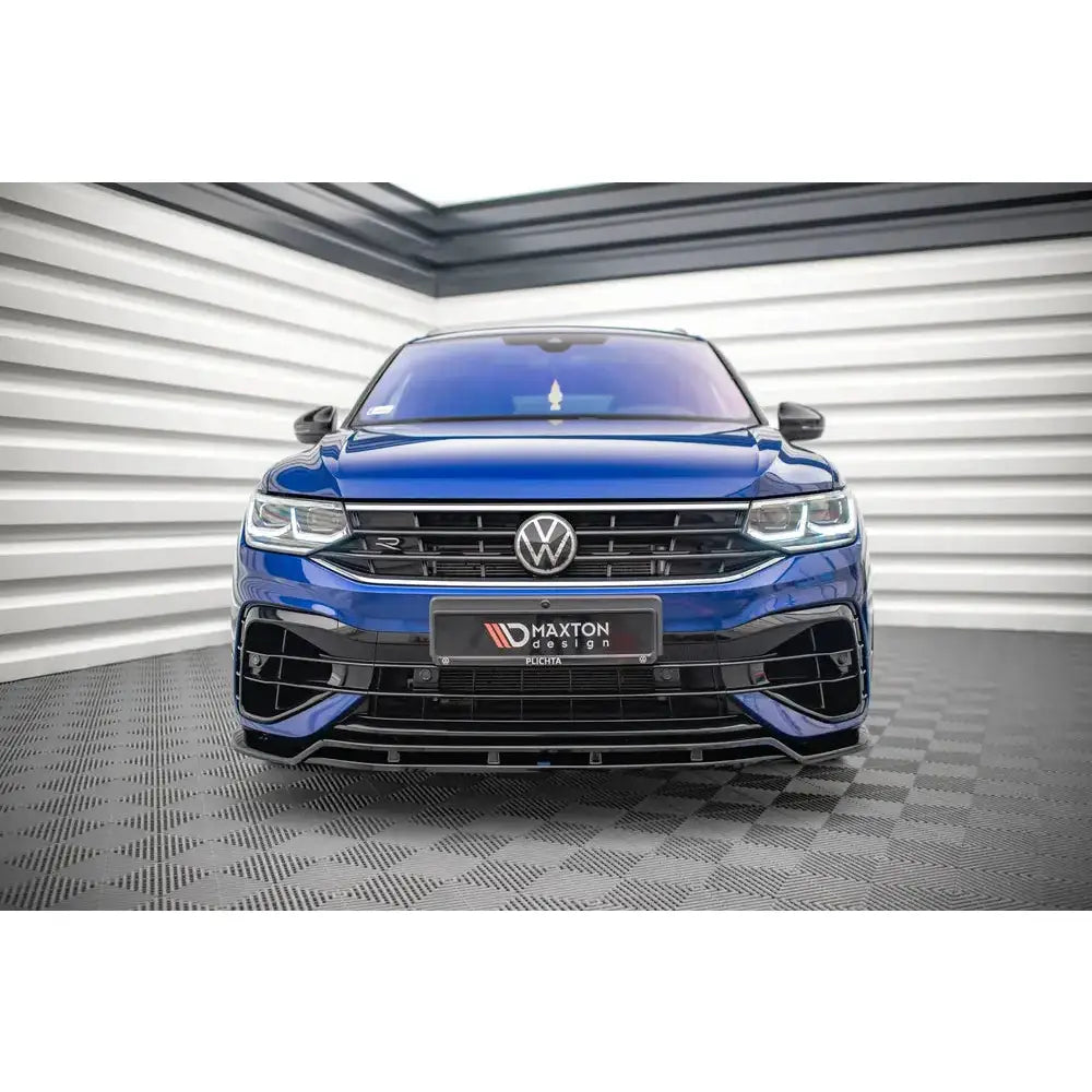 Spoiler Volkswagen Tiguan R facelift sett forfra med svart grill og blanke detaljer i lyst rom.