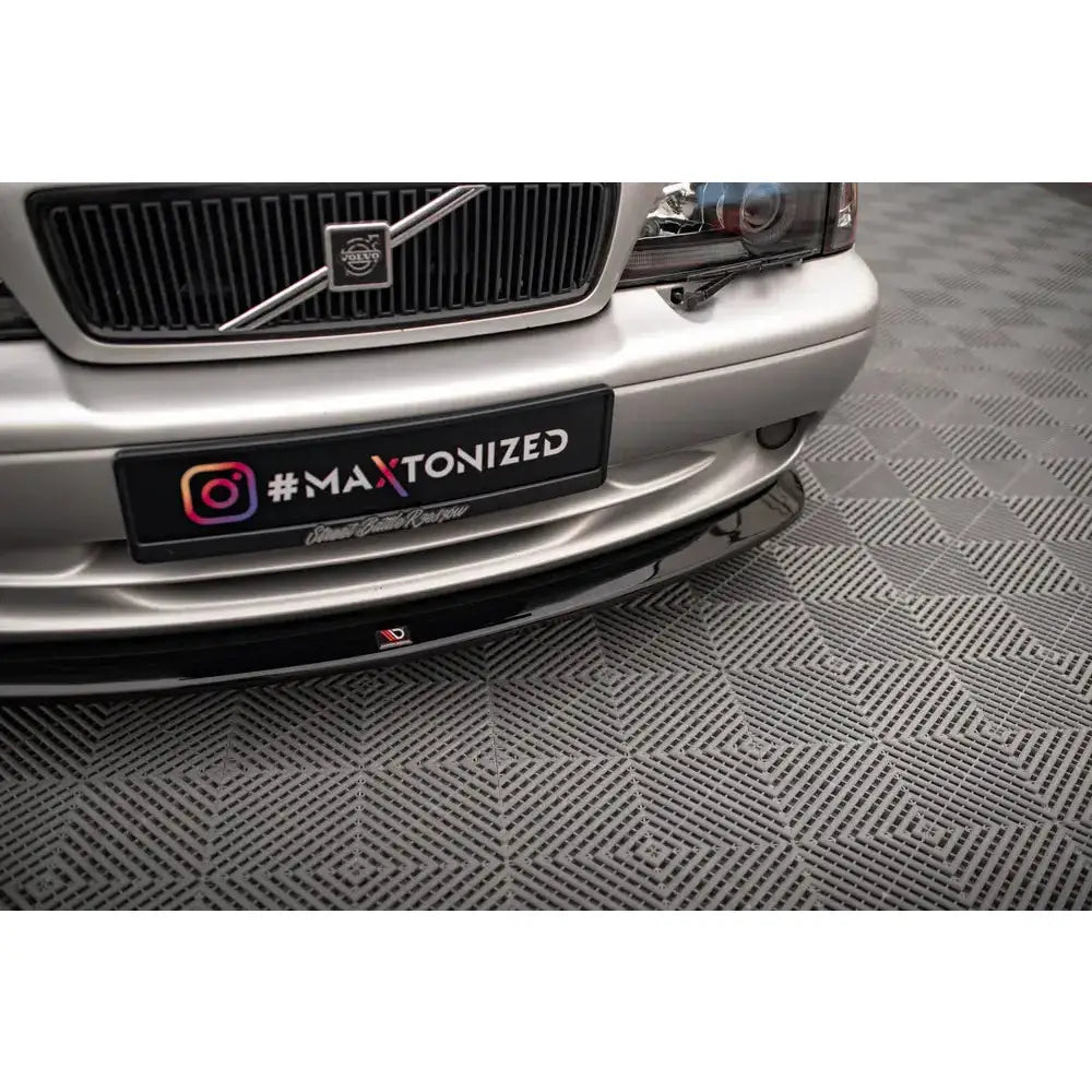 Front splitter på Volvo C70 Mk1 V.1 med sølvfarget front, sort blank spoiler, grill og lykter.