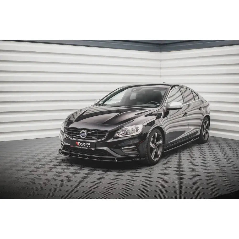 Spoiler til Volvo S60 R-Design Mk2 V.1 14-18 montert på sort bil med mørke felger, sett forfra.