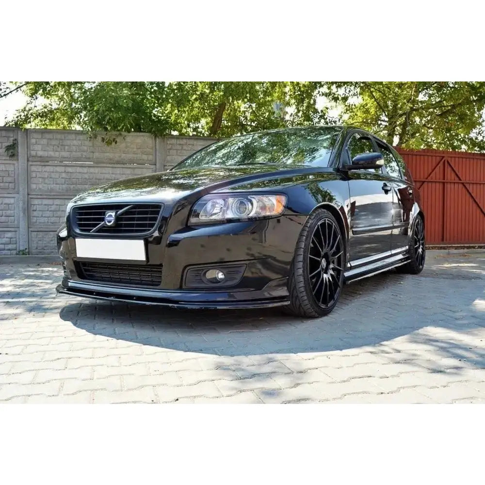 Frontleppe på Volvo V50F V.1 R-Design, sort bil med sporty felger og markant frontdetalj.