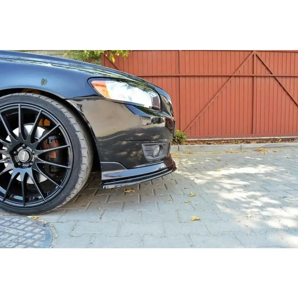 Spoiler på Volvo V50F V.1 R-Design, sort bil med svarte felger og lav frontleppe, sett fra siden.