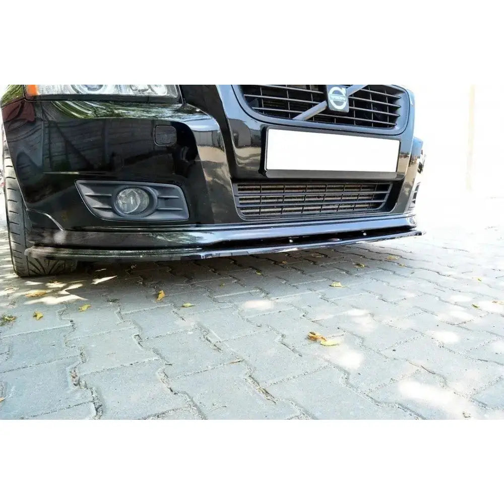 Front lip på Volvo V50F V.1 R-Design, sort front med blank splitter og detaljer på grill og tåkelys.