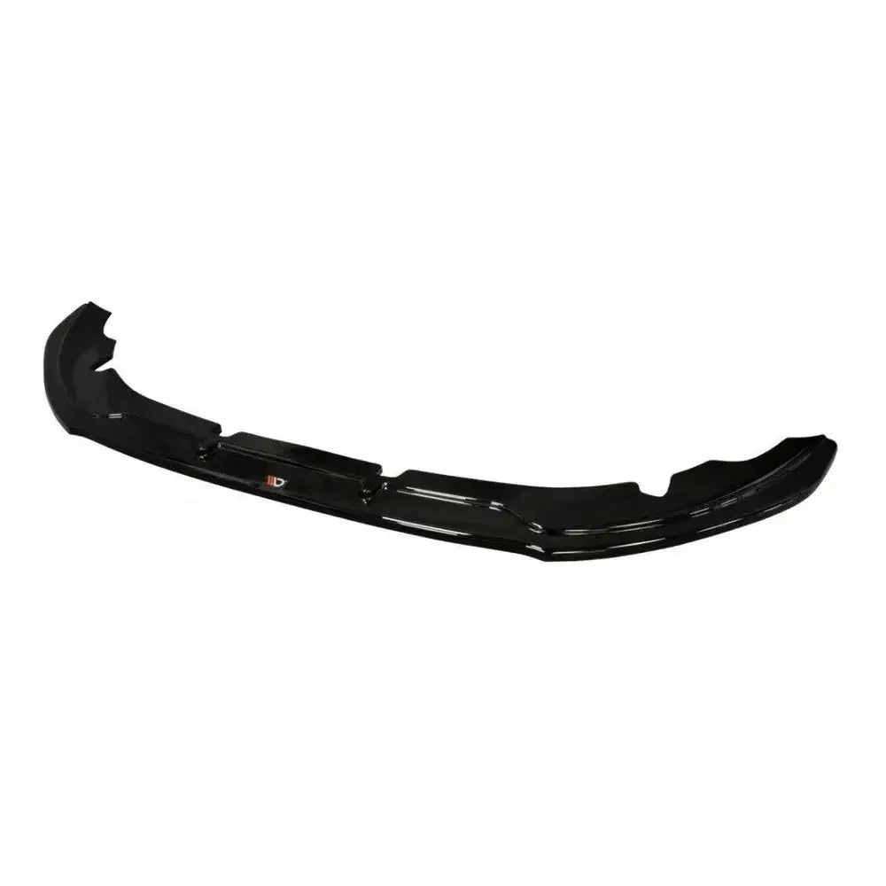 Frontspoiler Volvo V50F V.1 R-Design i sort glanset plast sett forfra mot hvit bakgrunn.