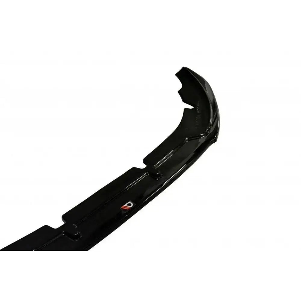 Frontleppe til Volvo V50F V.1 R-Design, sort og glanset med logo, sett fra skrå vinkel mot hvit bakgrunn.