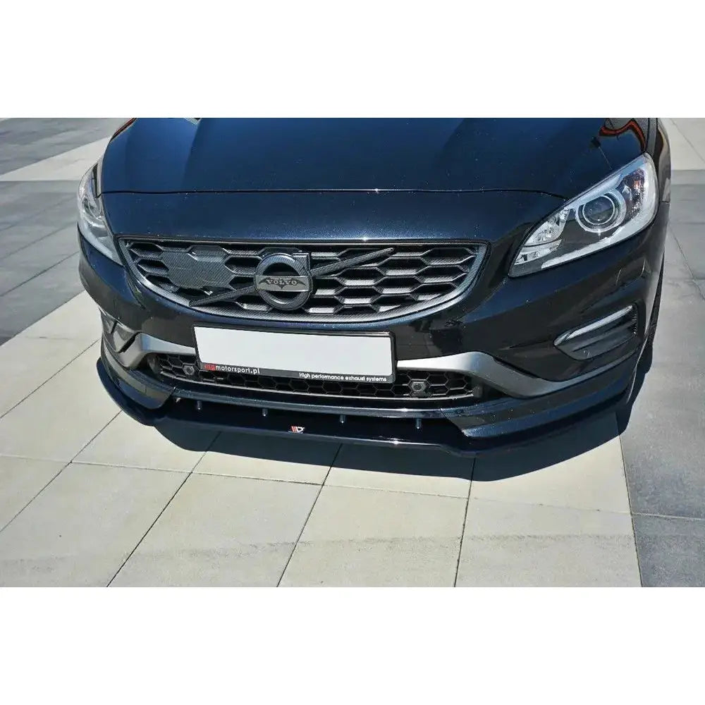 Frontspoiler Volvo V60 Polestar Facelift V.1 i sort, nærbilde av grill, frontlykter og støtfanger.