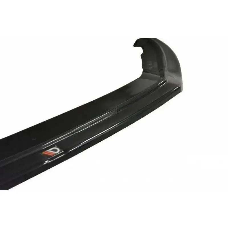 Frontspoiler VW Beetle V.1 11-19 i sort blankt materiale, nærbilde fra skrå vinkel med logo.