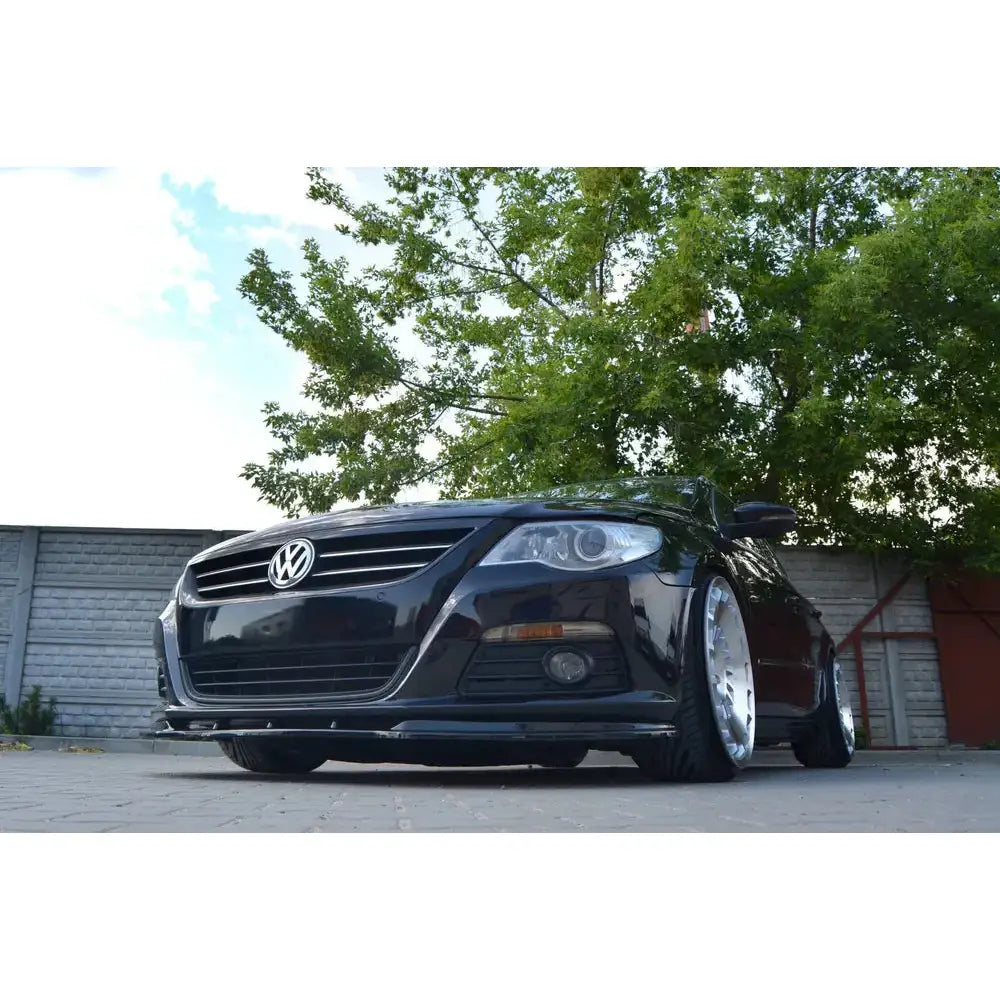 Front lip på VW Passat CC V.1 med sort frontfanger og sølvfelger på parkeringsplass.
