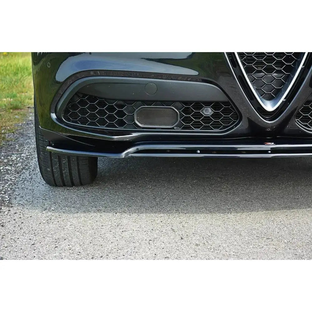 Spoiler til Alfa Romeo Stelvio V.2 vist på sort bil med blank frontleppe og bikubemønstret grill.