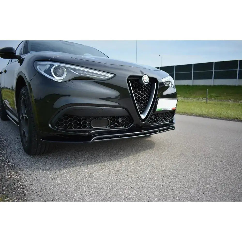 Front splitter på Alfa Romeo Stelvio V.2 vist fra skrått forfra med grill og lykter i fokus.