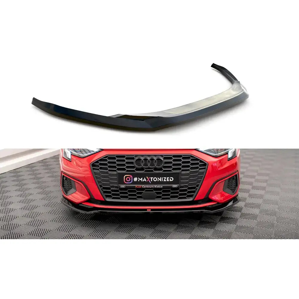 Frontleppe V.2 til Audi A3 8Y i blank sort plast, vist montert på rød bilfront fra siden og forfra.