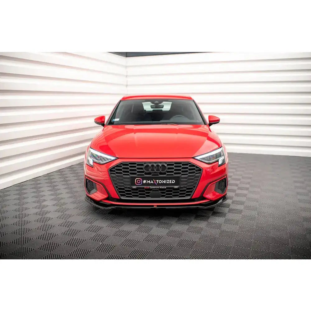Frontspoiler på Audi A3 8Y V.2 vist rett forfra med sort grill og markante frontlykter.
