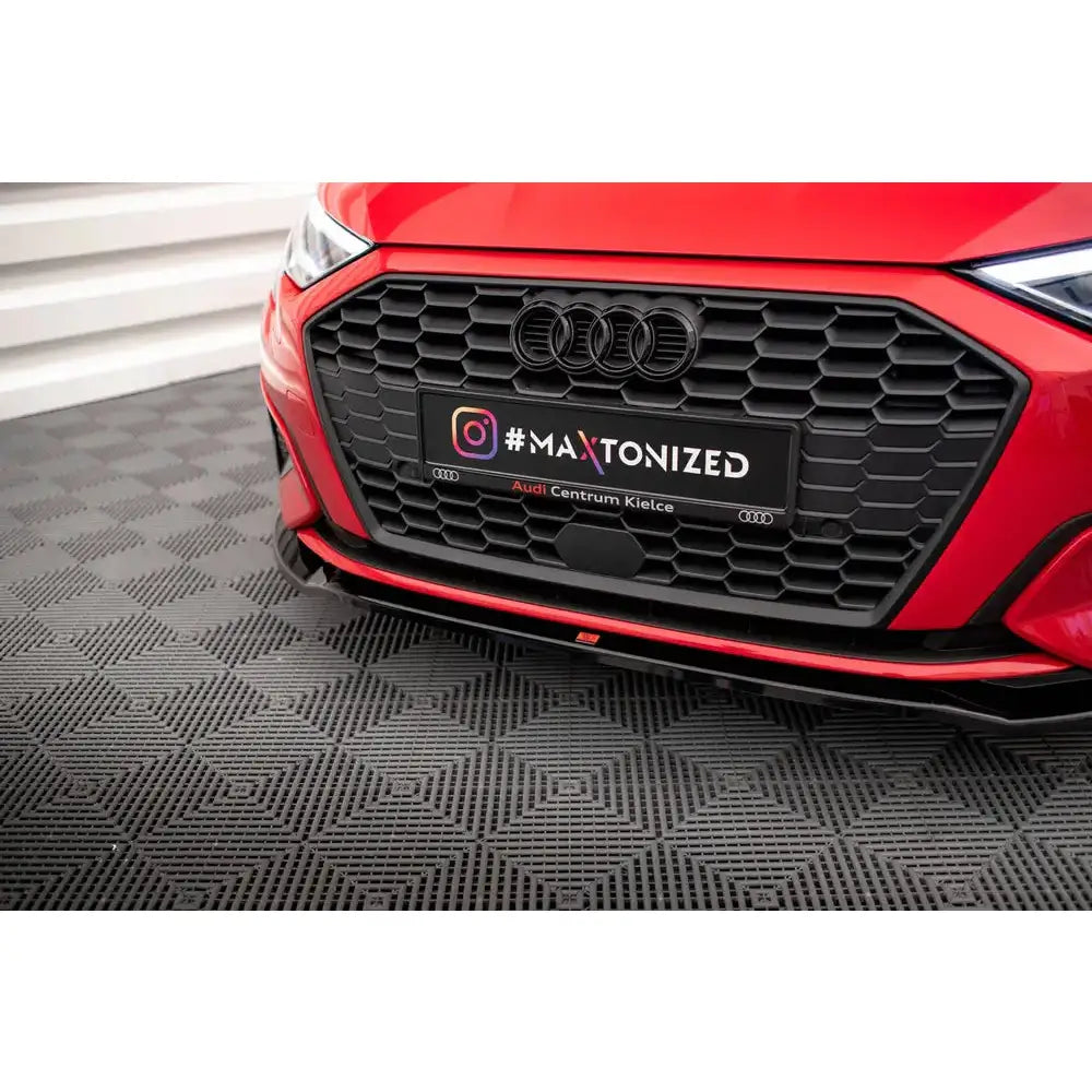 Frontsplitter på Audi A3 8Y V.2, nærbilde med svart bikubegrill og synlig Audi-logo.