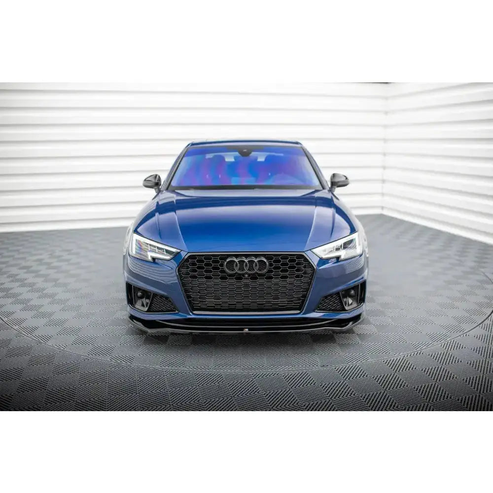 Frontleppe Audi A4 B9 V.2 Competition på mørkeblå bil med sort grill og LED-lykter, sett forfra.