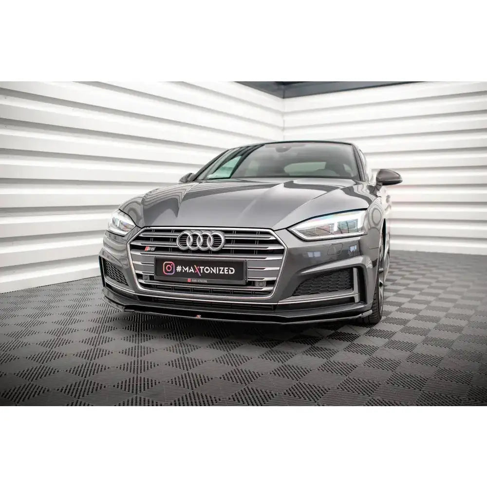 Frontleppe Audi A5 F5 S-Line V.2 montert på grå bil med kromdetaljer og markante frontlykter.