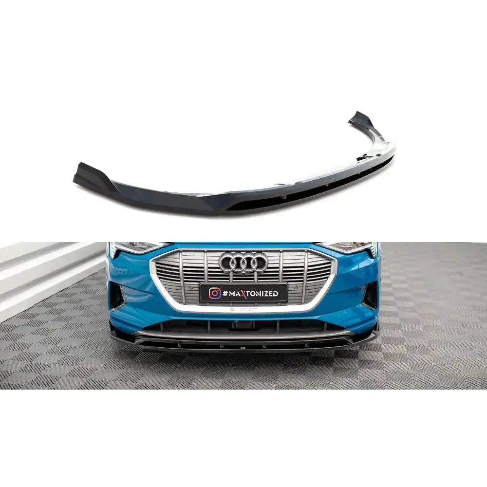 Frontleppe til Audi e-Tron V.2 18-22 i sort plast, vist isolert og montert på blå bil foran grillen.