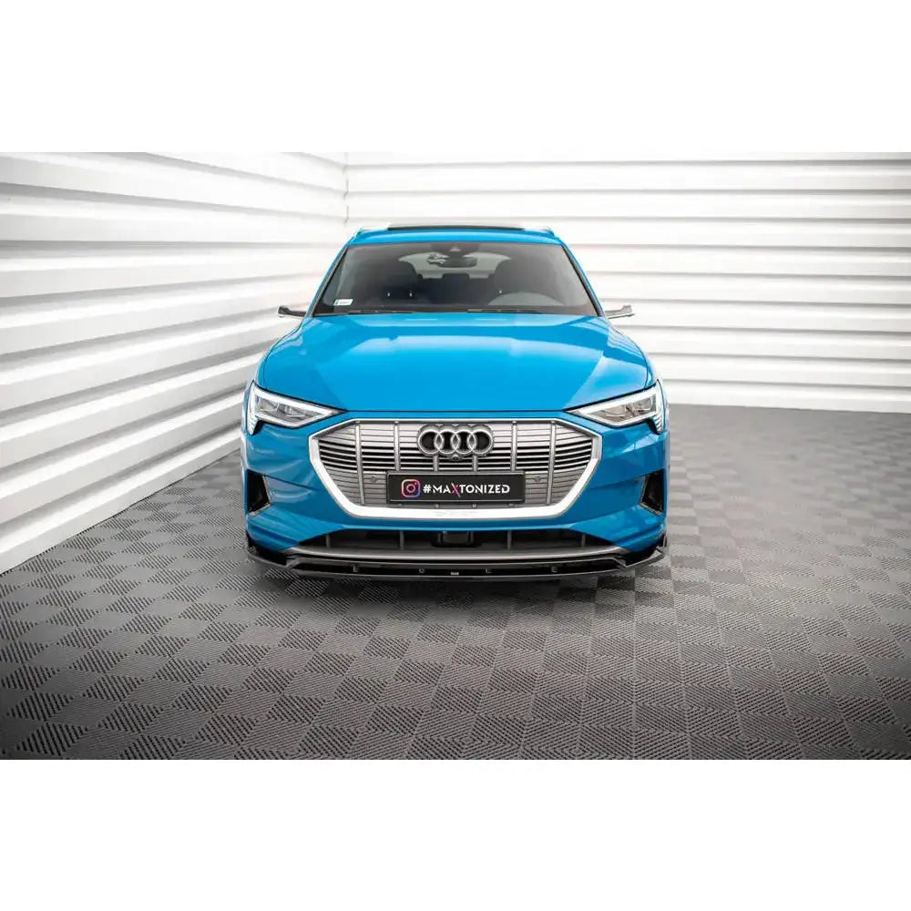 Frontspoiler på Audi e-Tron 18-22, blå bil med stor sølvgrill og logo, innendørs miljø.