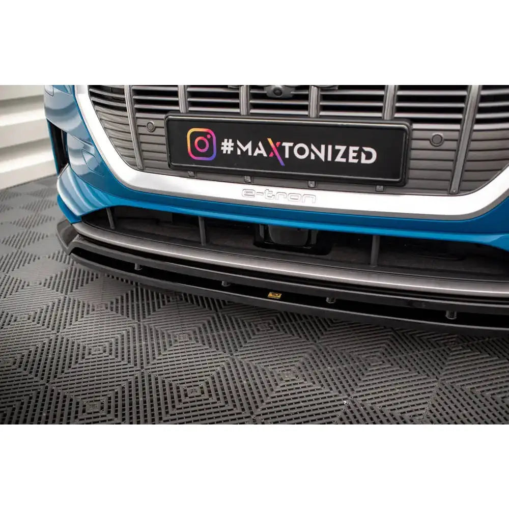 Front lip på Audi e-Tron 18-22, nærbilde av svart frontsplitter og grill, sett rett forfra.