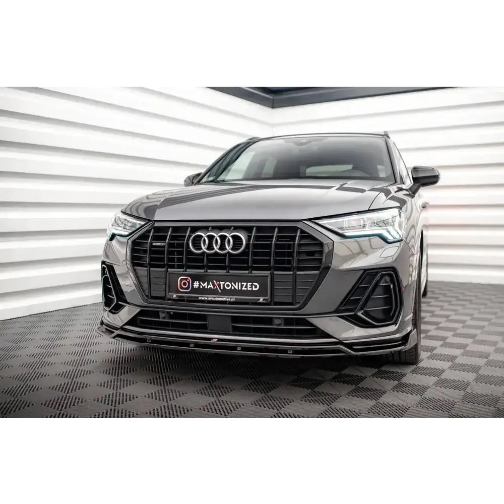 Spoiler Audi Q3 S-Line V.2 sett forfra med sorte grilldetaljer og markante LED-frontlykter.