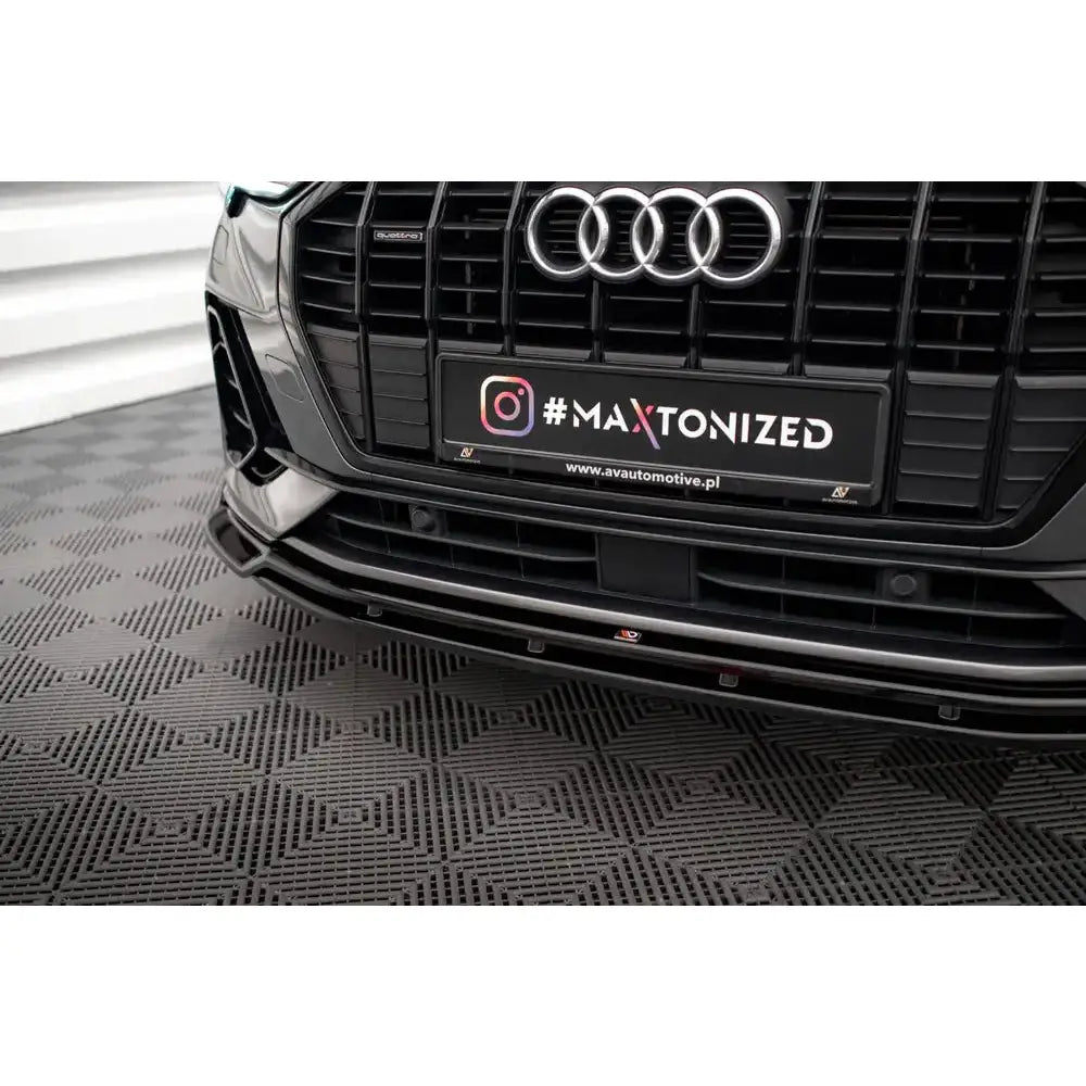 Front splitter Audi Q3 S-Line V.2 sort, blank plast montert foran, delvis synlig grill og Audi-logo.