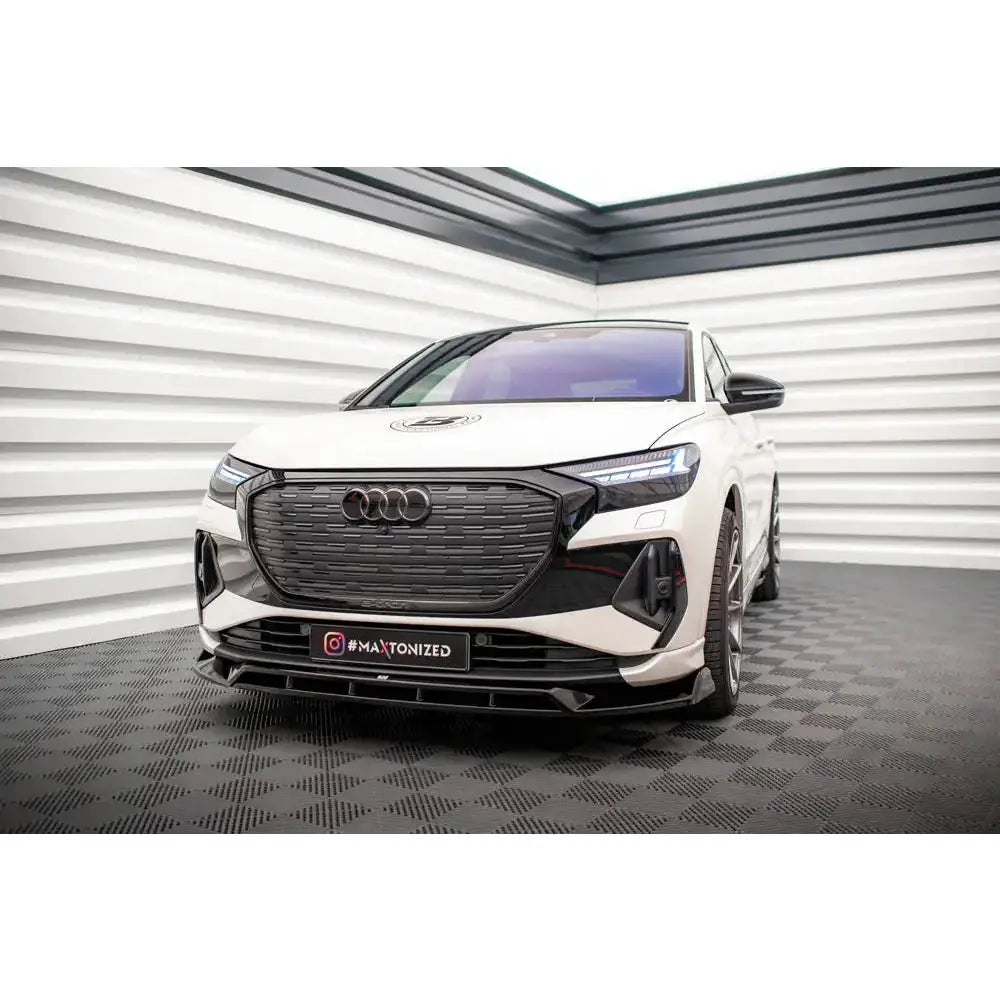Front splitter Audi Q4 e-tron Sportback Mk1 med sorte detaljer, skarpe LED-lykter og sportslige felger.