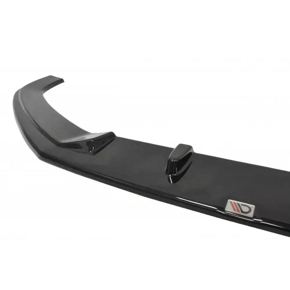 Frontspoiler Audi RS3 8V Sportback V.2 i sort, glossy finish med aerodynamiske finner og metalllogo.