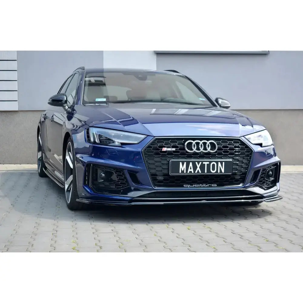 Frontleppe Audi RS4 B9 V.2 montert på mørkeblå bil med sort bikubegrill og blanke svarte detaljer.