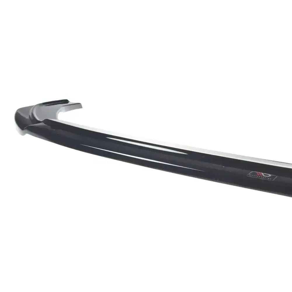 Spoiler Audi RS4 B9 V.2 i svart plast med blank finish og logo, sett fra skrå vinkel mot hvit bakgrunn.