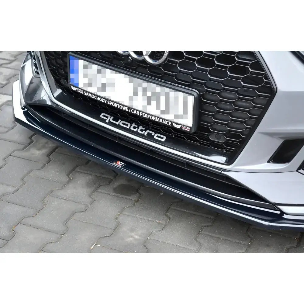 Spoiler til Audi RS5 F5 Coupe med blank sort frontsplitter montert, vist fra skrå vinkel med quattro-logo.