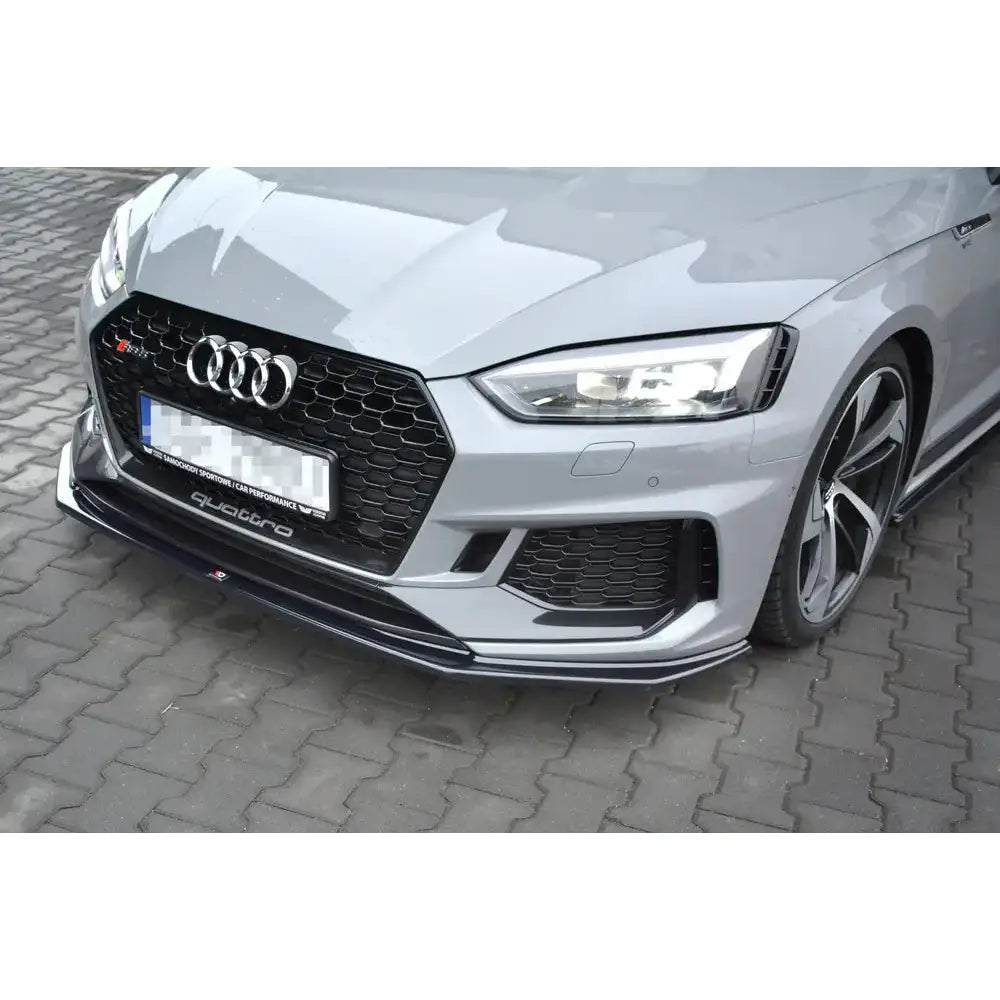 Front lip på Audi RS5 F5 Coupe med sort spoiler, LED-lys og sportslige felger.