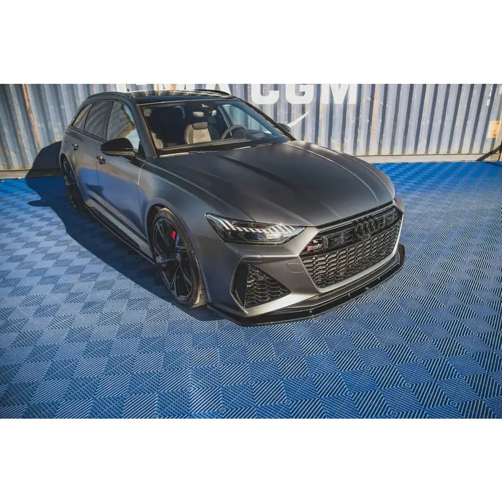Spoiler Audi RS6 C8 V.2 på mørk grå stasjonsvogn med sorte felger og markert frontgrill.