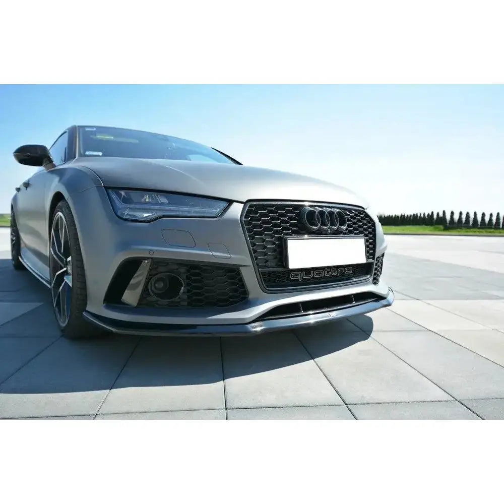 Frontleppe Audi RS7 Facelift V.2 på sølvfarget bil med sort grill og sportslige felger utendørs.