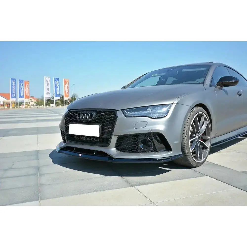 Front lip på Audi RS7 Facelift V.2 med sort grill og aluminiumsfelger utendørs.