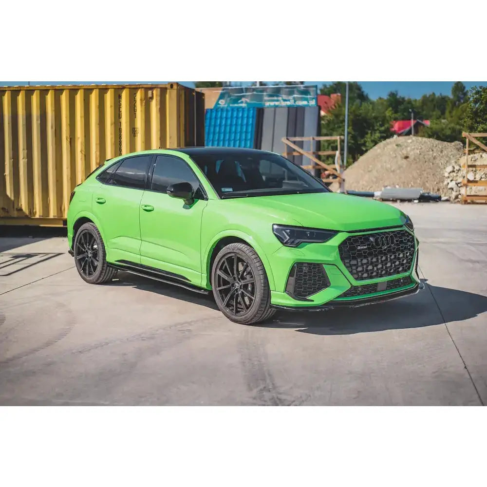 Frontleppe Audi RSQ3 F3 V.2 på lys grønn bil med sorte felger og sotede vinduer, sett fra siden.