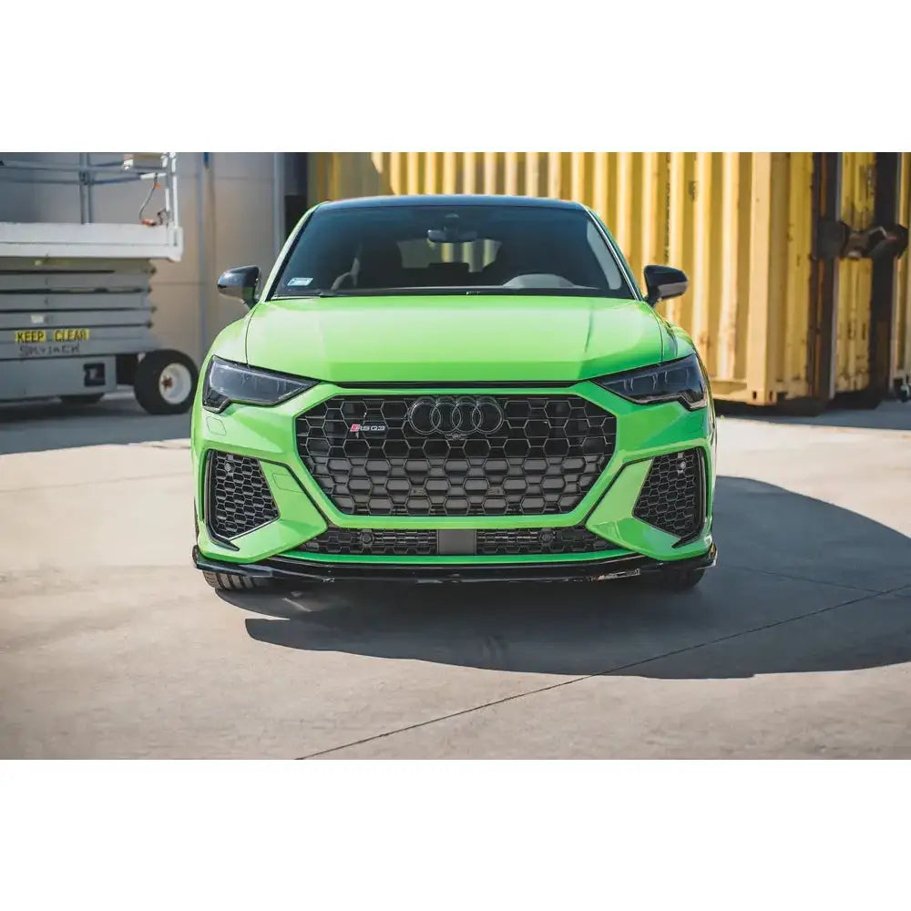 Front splitter Audi RSQ3 F3 V.2 sett forfra med grønn lakk og sort bikubemønstret grill.